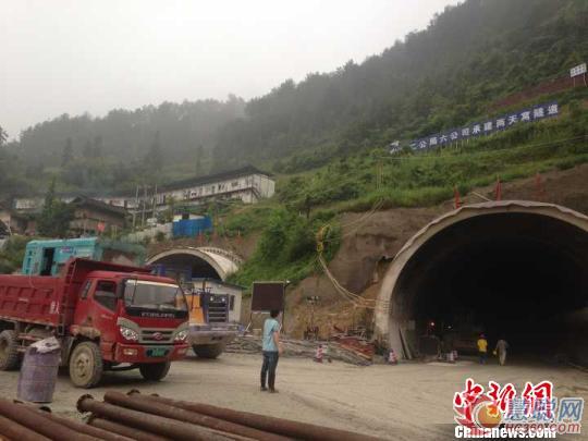   8��10�����F��ʡʯ��h����һ�ڽ����ٹ�·�����l��̮���������yӋ��13�˱�������Ԯ�����M����