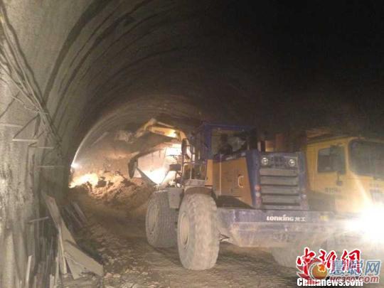   8��10�գ��F��ʡʯ��h����һ�ڽ����ٹ�·�����l��̮���������yӋ��13�˱�������Ԯ�����M����